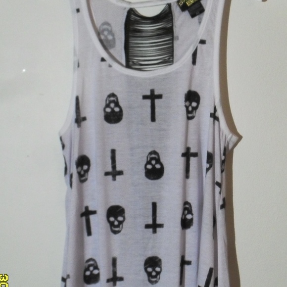 SOCIAL MISFITS Tops - 3/20  SOCIAL MISFITS SKULL TANK SIZE MEDIUM